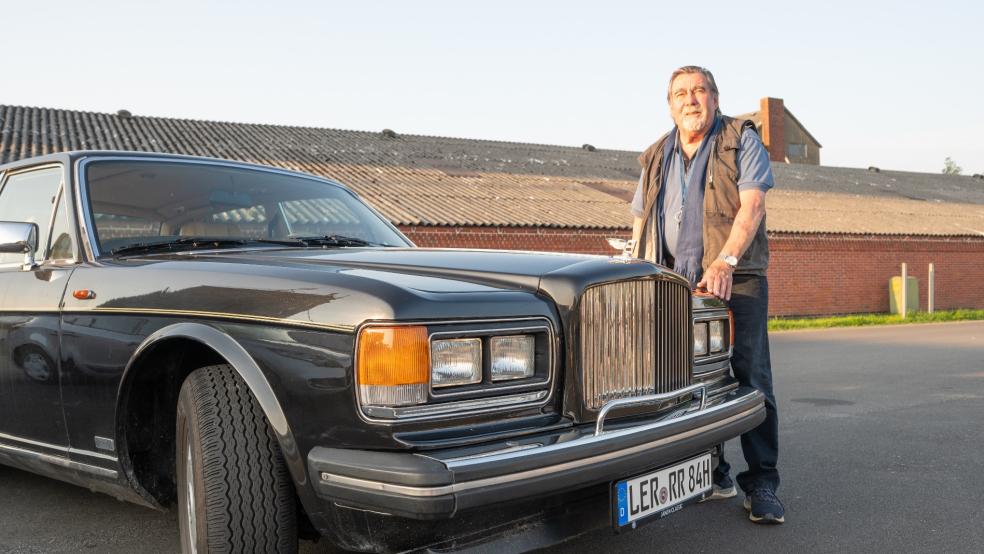 Stolz wie Bolle: Ingo Scherhag posiert neben seinem Rolls-Royce, den er sich sein ganzes Leben lang so sehr gewünscht hat. Die Besonderheit: Auf der Motorhaube prangt nicht die berühmte »Emily«-Figur, sondern der Bentley-Flügel - so war es damals, als beide Luxus-Marken im gleichen Werk vom Band liefen.  © Fotos: Bruins