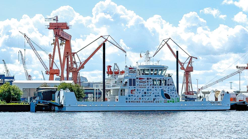 Die »Meine Fähre 1« am Kai der Emder Werft und Dock GmbH.  © Foto: Christoph Assies/TEXT-FOTO-MEDIA 
