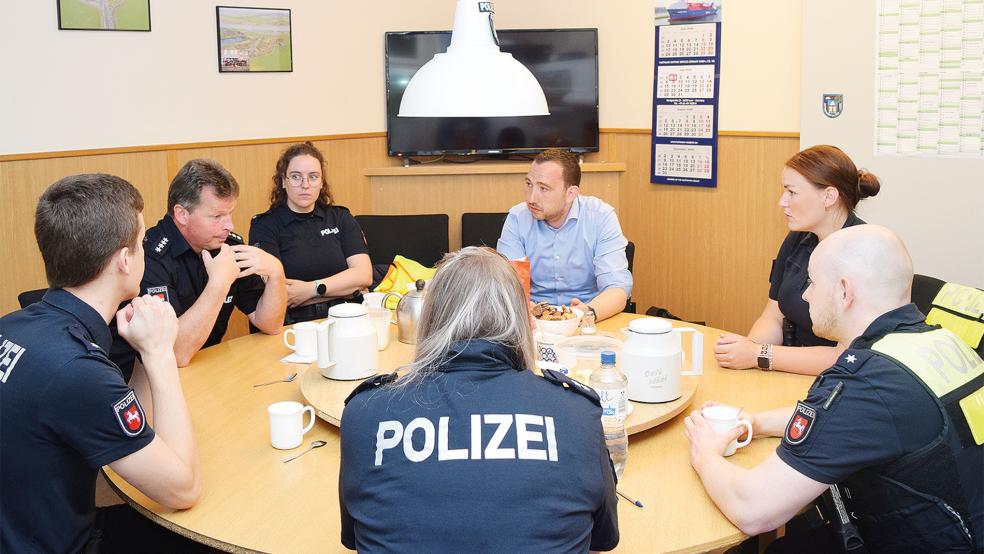 Nico Bloem bei der Dienstbesprechung vor Schichtbeginn.  © Foto: privat