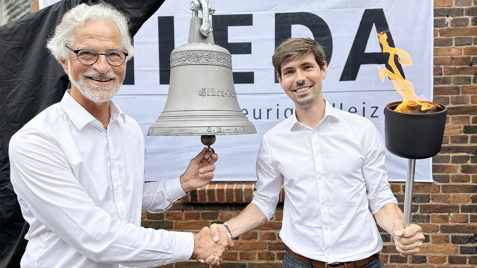 Bei der feierlichen Übergabe an seinen Nachfolger läutete Folkmar Ukena (links) nicht nur die traditionelle Glocke zum Schichtwechsel, sondern überreichte auch symbolisch die »Feuerfackel« an Dr. Fynn-Willem Lohe.  © Foto: Leda Werk