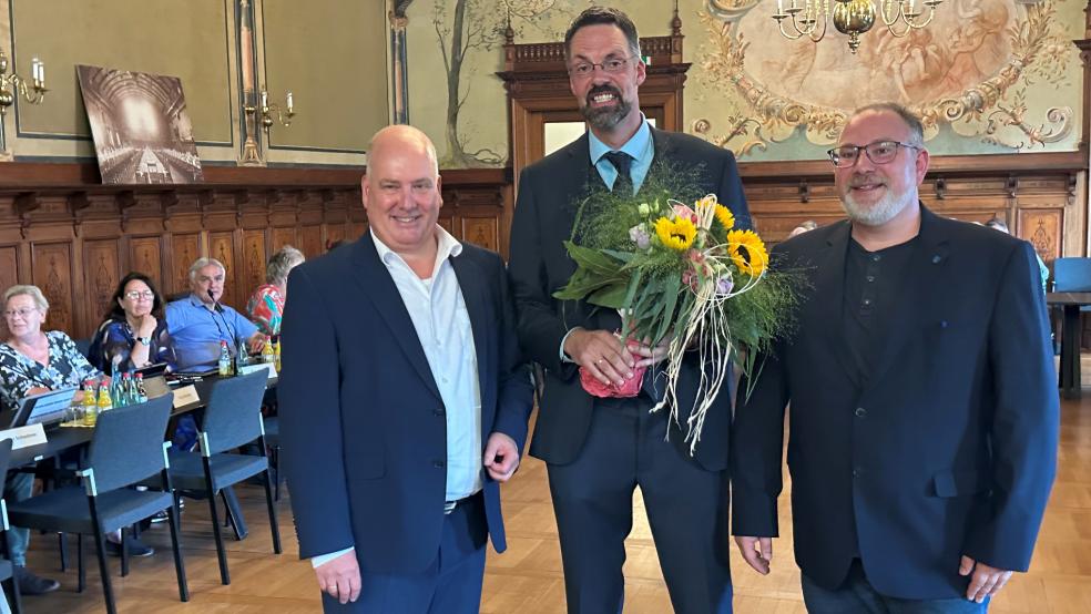 Das Foto zeigt (von links) Bürgermeister Claus-Peter Horst, Jens Lüning und den Ratsvorsitzenden Hauke Sattler.  © Foto: Stadt Leer
