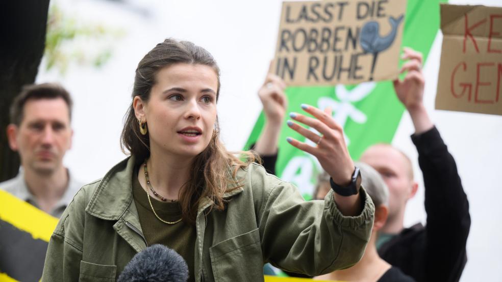 Luisa Neubauer, Sprecherin von »Fridays for Future« Deutschland, forderte bei einer Kundgebung vor dem Landtag in Hannover, keine Genehmigung für das Gasfeld vor Borkum zu erteilen. © Stratenschulte (dpa)