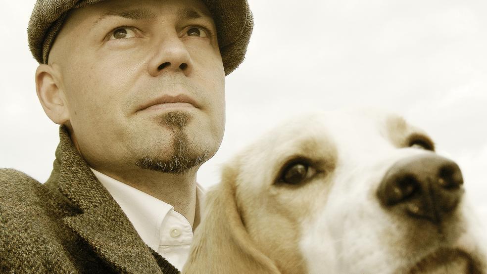 Autor Thomas Balzen und sein Beagle-Rüde »Bragi«, der mittlerweile verstorben ist.  © Foto: privat