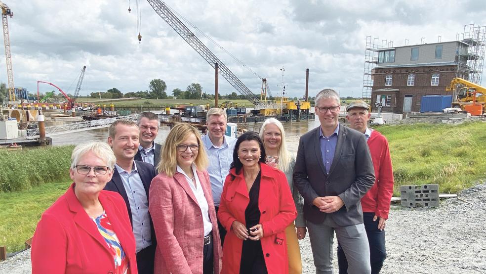 Ortstermin Friesenbrücke. Von links: Hildegard Hinderks (CDU Weener), Dennis Hillmer (CDU Westoverledingen), Rolf Hüser (Erster Gemeinderat Westoverledingen), Ute Plambeck, Landtagsabgeordneter Ulf Thiele, Bundestagsabgeordnete Gitta Connemann, Silke Kuhlemann (CDU Westoverledingen), Bürgermeister Heiko Abbas und Projektleiter Stefan Schwede.  © Foto: Hanken