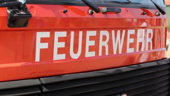 Auto prallt gegen Baum: Feuerwehr befreit Fahrer