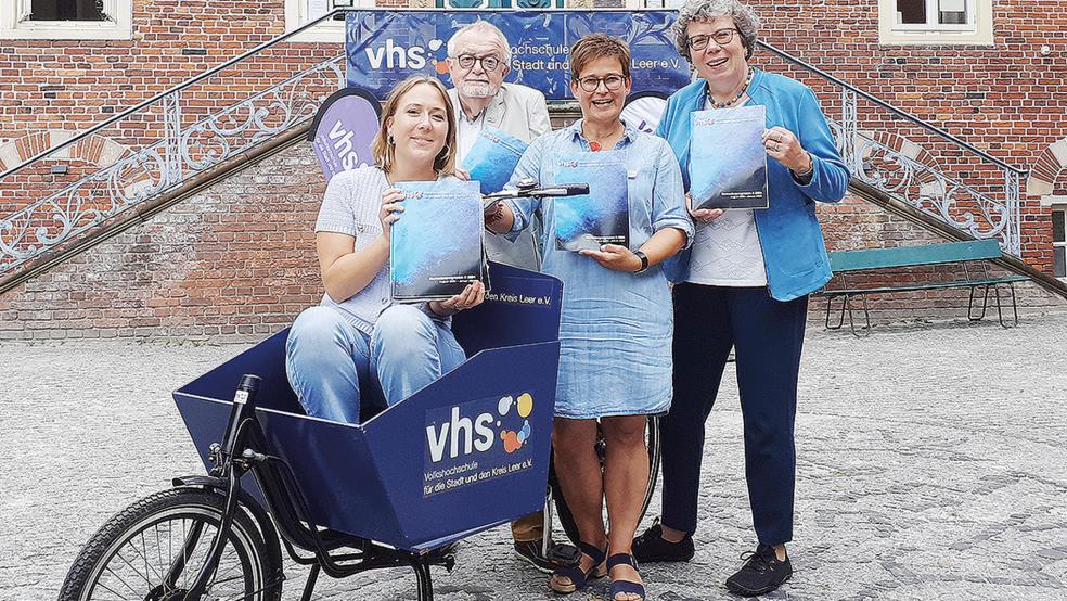 Pressesprecherin Juliane Blech (von links), Vorsitzender Jörg Furch, Leiterin Sabine Kasimir und Fachbereichsleiterin Ursula Behrends präsentierten das neue VHS-Programmheft.  © Foto: Berents
