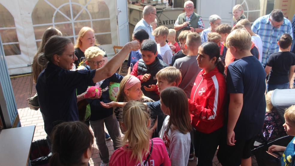 Nach der offiziellen Eröffnung wurden kostenlose Karussellchips an die Kinder verteilt.  © Foto: Berents