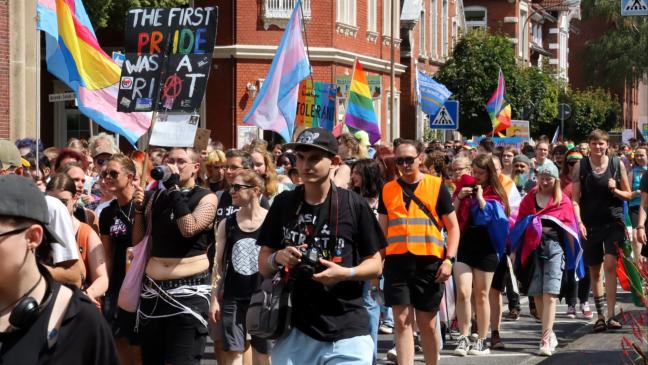 700 Menschen zeigen Flagge für Vielfalt