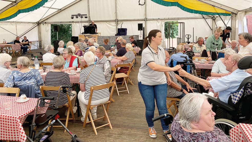 Am traditionellen Seniorennachmittag des Müggenmarktes spendierte die Gemeinde Jemgum im Festzelt wieder Berliner und Kuchen mit Tee oder Kaffee für die Gäste.  © Foto: Kuper 