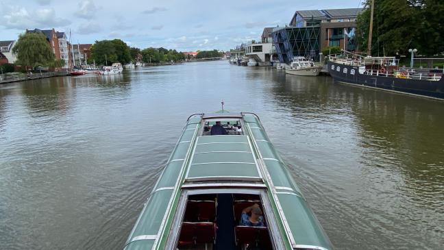 Feuerwehr rettet Mann aus Wasser