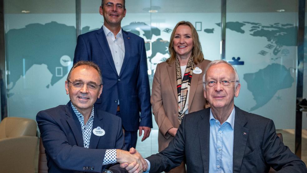  Bernard Meyer (vorne rechts) und Thomas Mazloum unterschreiben die Vereinbarung zum Bau vier weiterer Kreuzfahrtschiffe für Disney Cruise Line.  © Disney