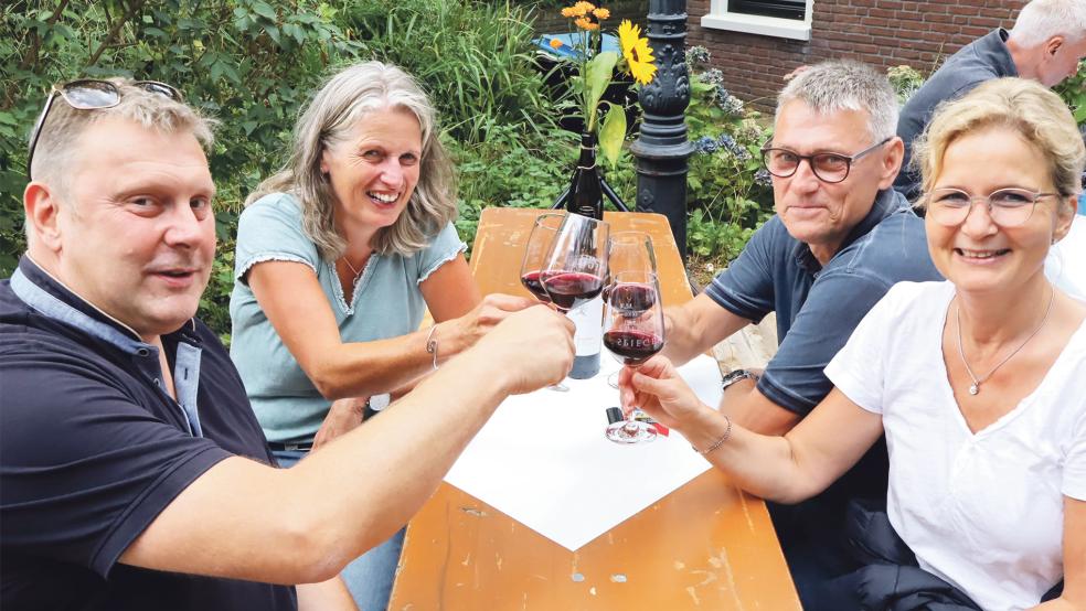 Manches Glas Rotwein, wie an diesem Tisch, als auch Weißwein wurde am Rathaus gemeinsam geleert.  © Fotos: Ammermann