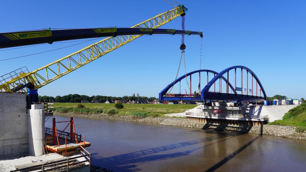 Gegen 15 Uhr überspannte die neue Brücke die Ems vollends. Bis sie auf Aschendorfer Seite Kontakt zu den Widerlagern hatte, dauerte es dann noch gut eineinhalb Stunden.  © Schade