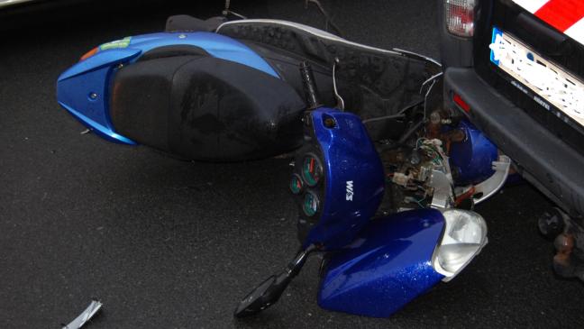 Autofahrer stößt mit Roller zusammen