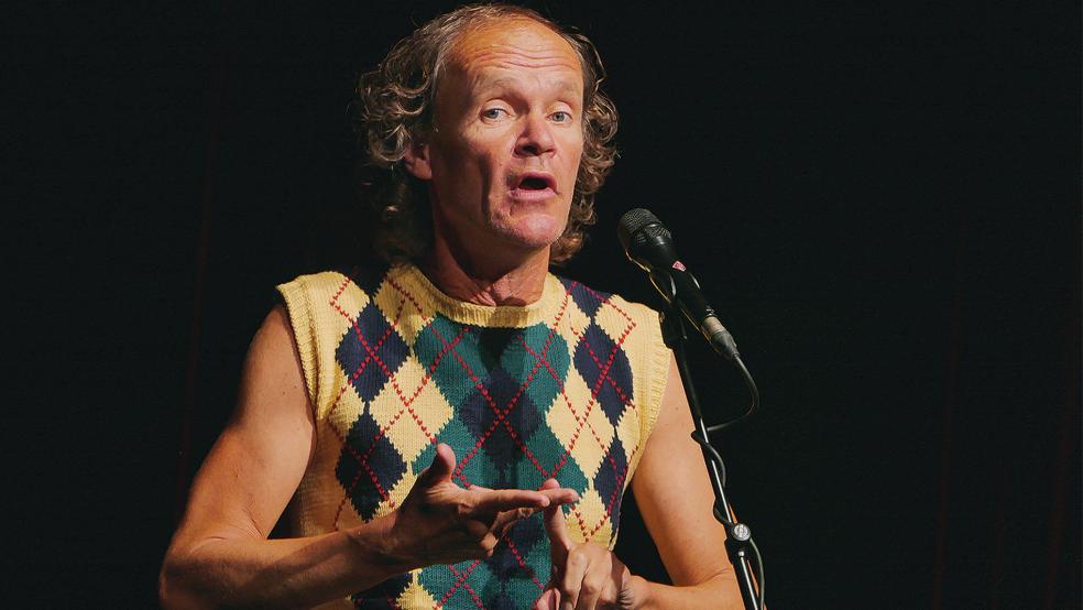 »Ich hätte von meinen Eltern auch lieber Schlösser und Güter geerbt; und nicht nur Intelligenz und Schönheit«: Comedian Olaf Schubert bei seinem Auftritt in der Stadthalle.  © Foto: Jürgens