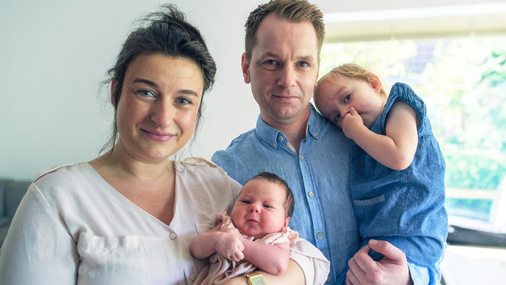 Freuen sich über die kleine Juna: (von links) Iris Woltmer, Sascha Möhlmeier und Schwester Clara.  © Foto: Borromäus Hospital