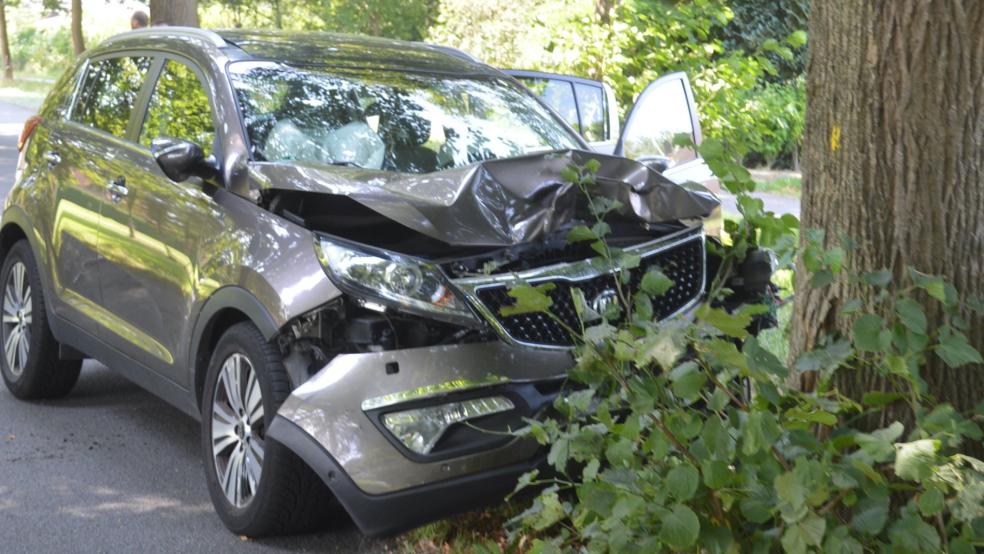 Die Fahrzeugführerin kam aus bislang ungeklärter Ursache von der Fahrbahn ab und prallte mit dem Wagen gegen einen Baum © Weers