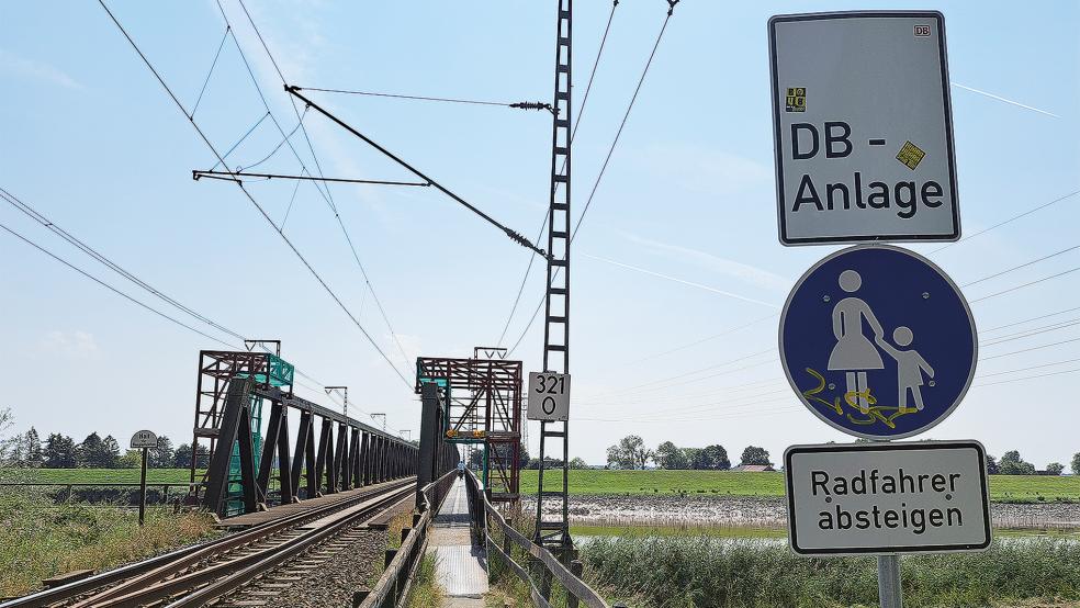 Der Weg entlang der Eisenbahnbrücke über die Leda zwischen der Straße »An der Seeschleuse« in Leer und der Esklumer Straße in Westoverledingen wird gerne genutzt, ist aber schmal und daher für den Radverkehr nur bedingt geeignet.  © Foto: Szyska