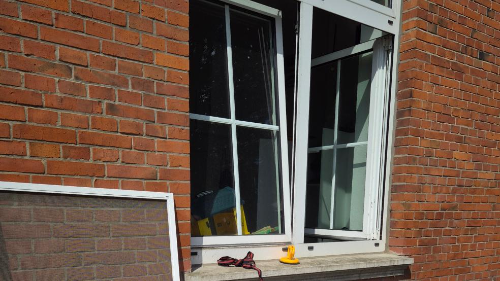Die Feuerwehr verschaffte sich schnell einen Zugang durch ein Fenster. © Foto: Iwanoff (Feuerwehr)