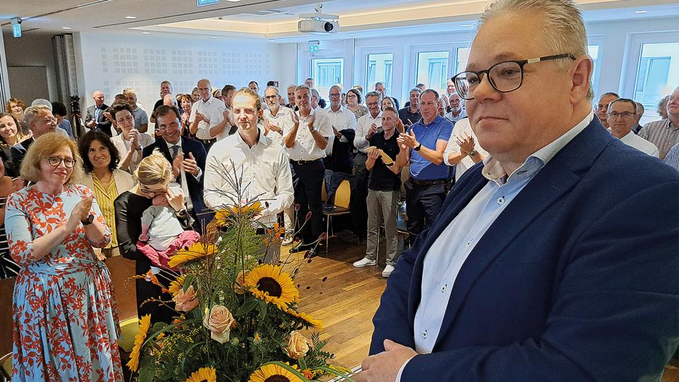 Gut 220 Gäste erhoben sich im »Forum Gesundheit« von ihren Plätzen, um Klinikum-Geschäftsführer Holger Glienke mit Dank und Anerkennung aus seinem Amt zu verabschieden - darunter seine Ehefrau Christina (vorne links) sowie seine Kinder Sabrina und Niklas mit ihren Lebenspartnern und der vor vier Wochen geborene Enkelsohn Ben.  © Foto: Szyska