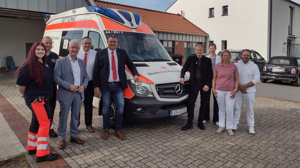 Auf dem Foto von links die Rettungssanitäter Lilian Kanaan und Alexander Luiking, Landrat Matthias Groote, der Rettungsdienstleiter des DRK Leer, Adrian Raue, Markus Wucherpfennig, Geschäftsführer der Rettungsdienst GmbH des DRK-Kreisverbandes Leer, sowie der Leiter der Rhauderfehntjer Rettungswache, Hans Joachim Reinke, Ute Buntrock, Dezernentin der Kreisverwaltung, und das Ehepaar Michaela und Dr. André Di Nanni von der Arztpraxis „Alte Feuerwache“ in Collinghorst, die dem DRK Räume und Garage vermietet haben.  © Landkreis Leer