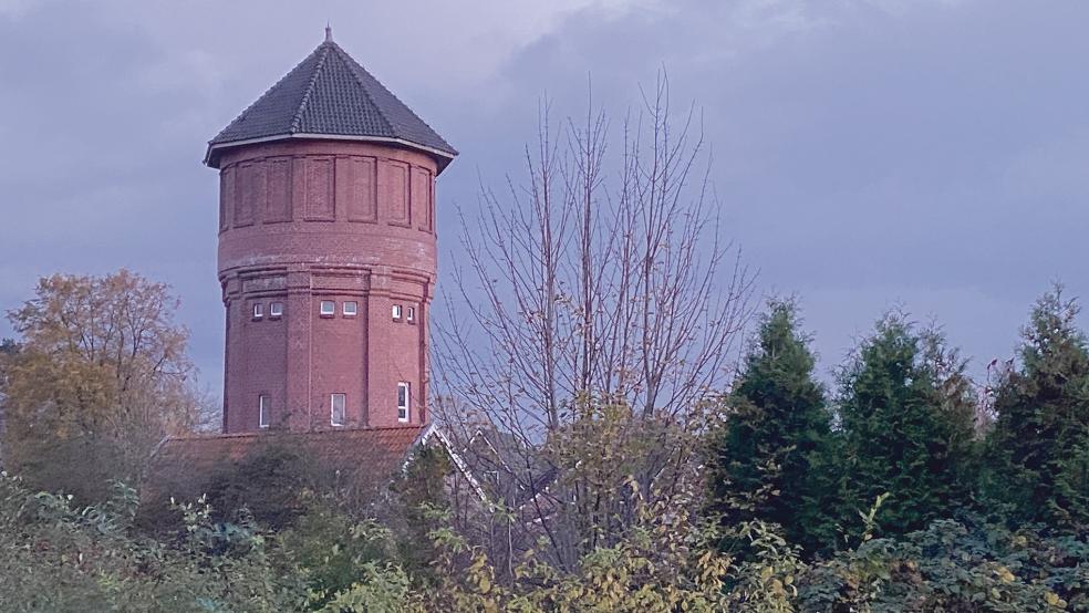 Blickfang über den Dächern der Stadt: Der Wasserturm am Gräfin-Theda-Weg ist bereits über 100 Jahre alt und ein Relikt alter Eisenbahn-Zeiten.  © Foto: Hanken