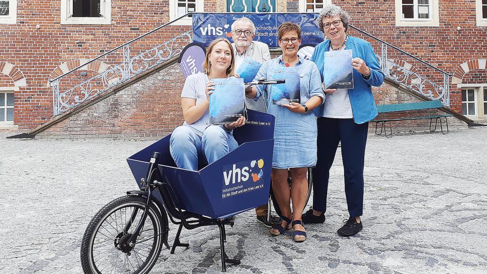 Pressesprecherin Juliane Blech (von links), Vorsitzender Jörg Furch, Leiterin Sabine Kasimir und Fachbereichsleiterin Ursula Behrends präsentierten das neue VHS-Programm.  © Archivfoto: Berents
