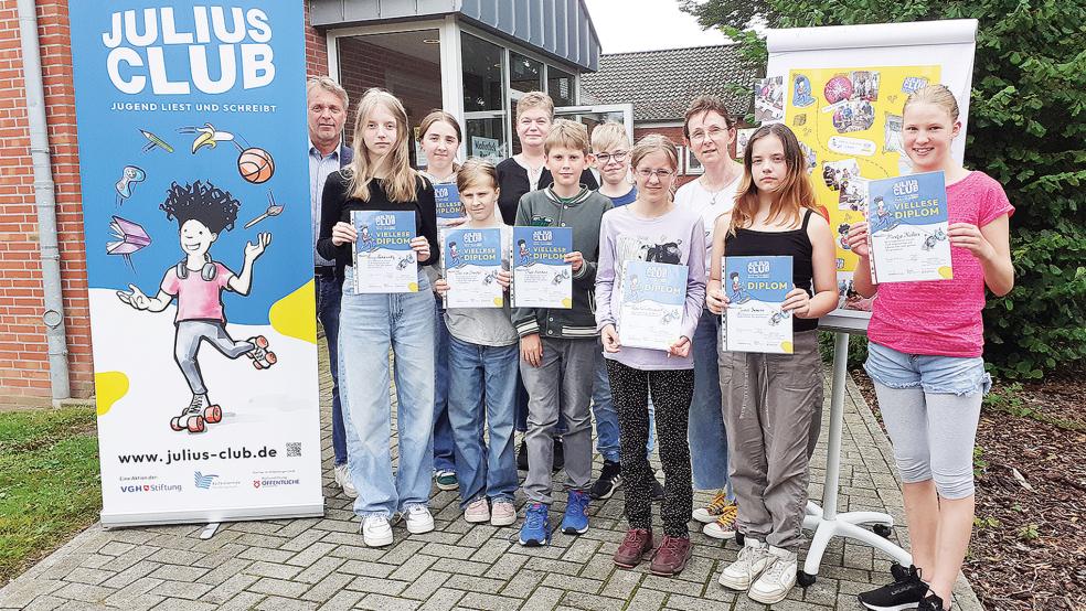 IIn Bunde wurde gestern der Abschluss des diesjährigen »Julius Clubs« gefeiert. Neben Mediotheks-Leiterin Joke Hoogendoorn (Dritte von rechts) freuten sich auch Ralf Haverkamp (links) und Oberschulleiterin Karin Wingbermühle (Fünfte von links) über die Lesefreude der Kinder.  © Foto: Berents