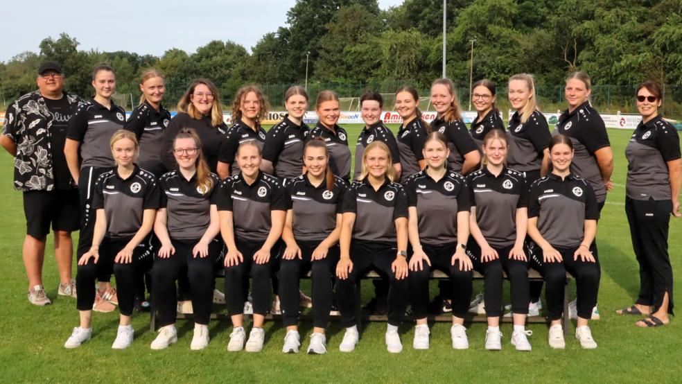 Die Damen der SG Leer 04/Bingum in der Saison 24/25. Obere Reihe von links: Co- und Torwart-Trainer Björn Meyer, Emily Pruin, Lena Woortmann, Betreuerin Nathalie Bakker, Jana Bakker, Jasmin Brandt, Melina Weber, Lena Becker, Kirsten Strenge, Tabea Ibelings, Betreuerin Marijke Boelen, Wenke Eekhoff, Annika Zimmer und Trainerin Elena Behrends. Untere Reihe von links: Henrike Flügge, Hannah Gerke, Milena Smidt, Wiebke Boelen, Kea Küpker, Fenna Dahlmann, Maja Dannen, Inga Borde. Es fehlen: Betreuerin Aina Meyer, Kira Keiser, Sophie Groeneveld, Lisa Groeneveld, Jule de Boer, Aina Ibelings, Tomke Strenge, Alina Wichmann, Amke Eden, Julia Kort und Sonka Schüür. © Ammermann
