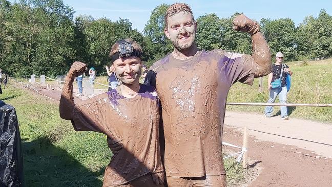 Kickboxer kämpfen sich durch den Matsch