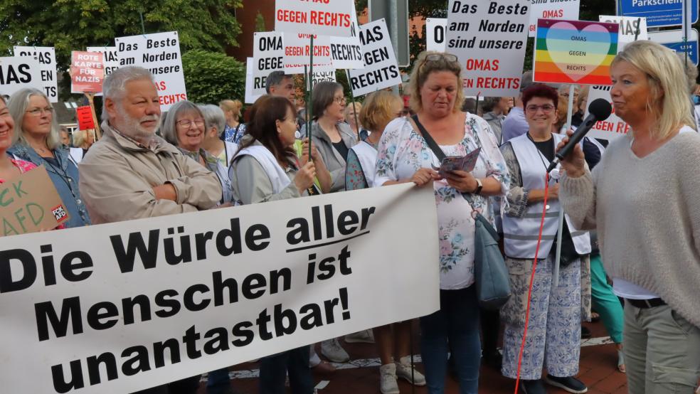 Bei der Kundgebung gegen den AfD-Parteitag in Leer sprach Kundgebungsleiterin Mechthild Tammena (rechts) zu den Demonstranten. © Ammermann