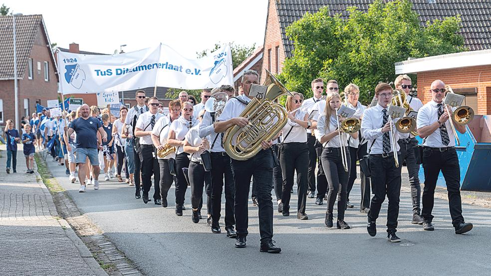 Der TuS Ditzumerverlaat veranstaltete zum 100-jährigen Vereinsjubiläum einen Umzug durch das Dorf. Hier sind die besten Fotos. © Foto: Zuidema