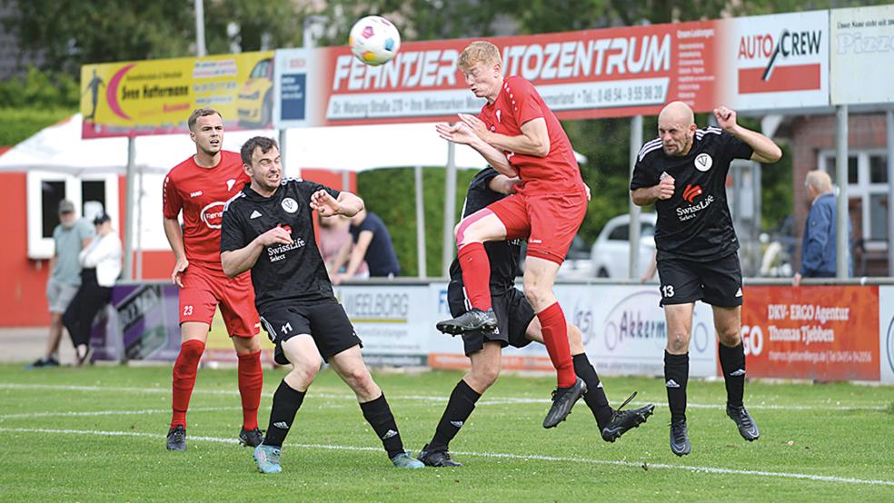 Der VfL Fortuna Veenhusen und der TV Bunde II (schwarze Trikots) lieferten sich ein faires Spiel. Viele Unterbrechungen gab es dennoch.  © Foto: Born