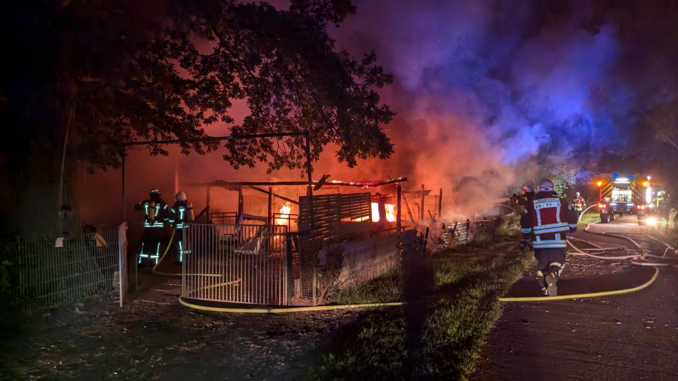 Die Brandbekämpfer gingen im Löschangriff mit mehreren Rohren unter Atemschutz gegen die Flammen vor. © Bruns (Gemeindefeuerwehr Westoverledingen)