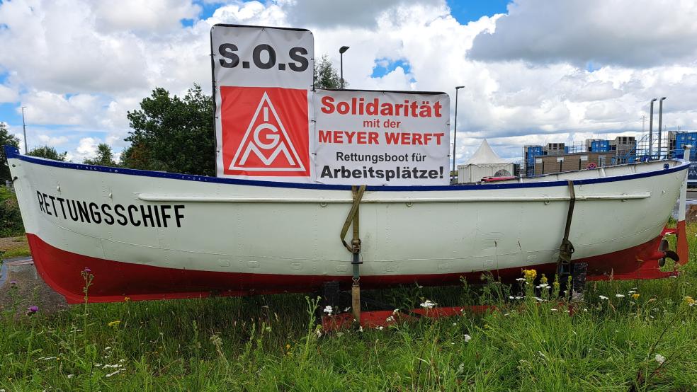 Als Zeichen der Solidarität im Kampf um den Standort steht dieses »Rettungsschiff« seit Ende Juni als vor dem Haupttor der Meyer Werft in Papenburg. © Szyska