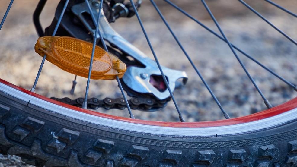 Der Radfahrer konnte nicht mehr rechtzeitig ausweichen und erfasste das Kind mit seinem Pedelec am linken Bein. © Pixabay (Symbolfoto)