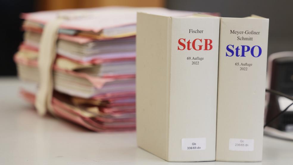 Die Kammer befand den Angeklagten der sexuellen Belästigung Jugendlicher in zwei Fällen sowie des Verschickens pornografischer Bilder an einen 14-Jährigen für schuldig. © Young (dpa/Symbolfoto)