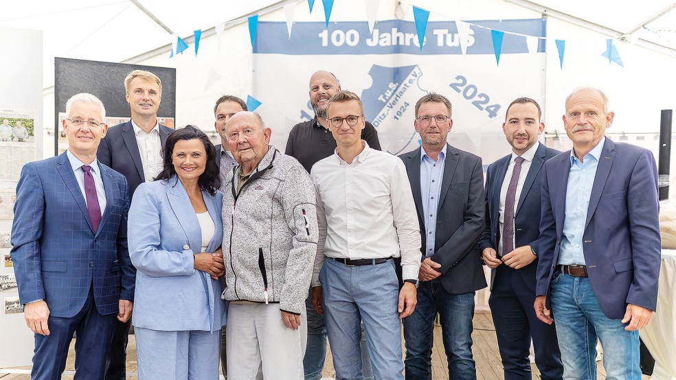 Der TuS Ditzumerverlaat um den 1. Vorsitzenden, Jens Watermülder (Dritter von rechts), hatte für seine 100-Jahr-Feier viele namhafte Redner aus Politik und Sport gewinnen können.  © Foto: Jungeblut