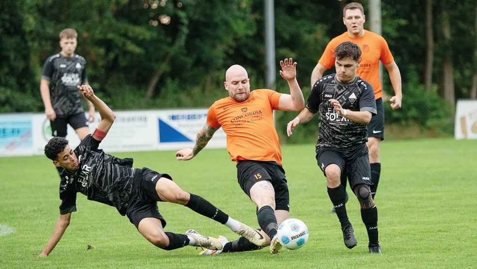 Mit Kickers Leer II/Germania Leer III (dunkle Trikots) hatten Jan Bakker und Co. es nicht leicht.  © Foto: Zuidema