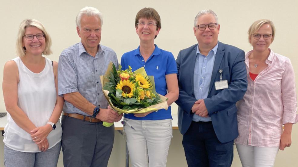Amtsübergabe in der Ärztlichen Direktion (von links): Daniela Kamp (Kaufmännische Leitung und Prokuristin), Dr. Hans-Jürgen Wietoska (ehemaliger Ärztlicher Direktor), Prof. Dr. Sylvia Kotterba (Ärztliche Direktorin), Holger Glienke (Geschäftsführer) und Heike Kliegelhöfer (Pflegedirektorin). © Foto: Klinikum