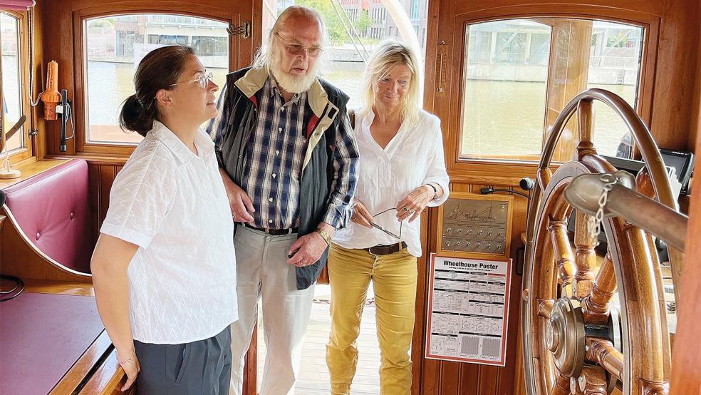 Filiz Polat (links) mit Paul Kluge von der Crew der »Prinz Heinrich« und Mechthild Tammena von den Grünen Leer.  © Foto: Grüne