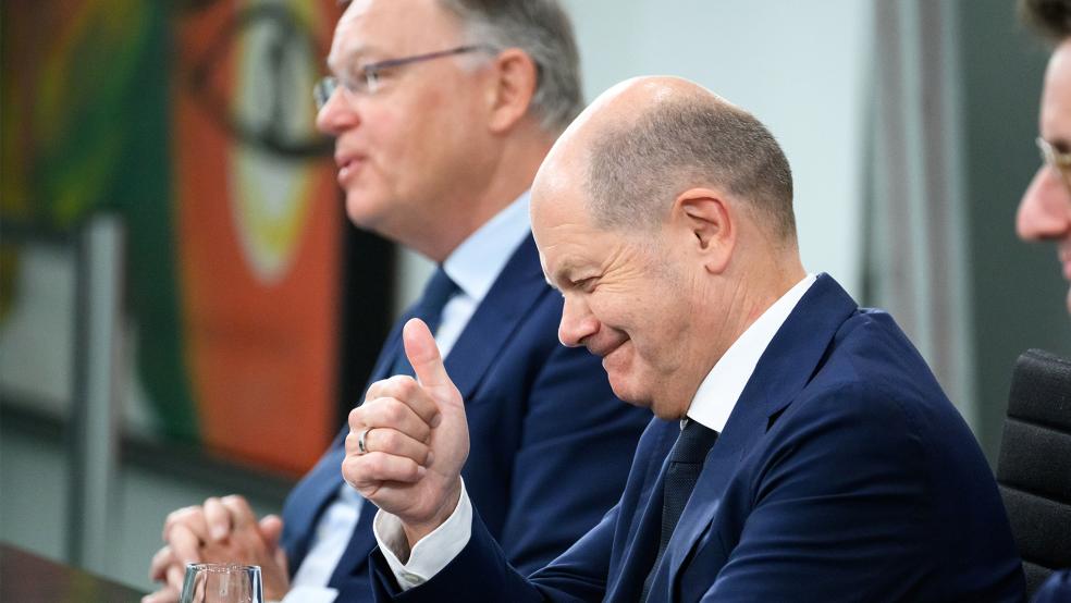 Sollen morgen gute Nachrichten in Papenburg verkünden: Bundeskanzler Olaf Scholz (rechts) und Niedersachsens Ministerpräsident Stephan Weil.  © Foto: dpa (Archiv)