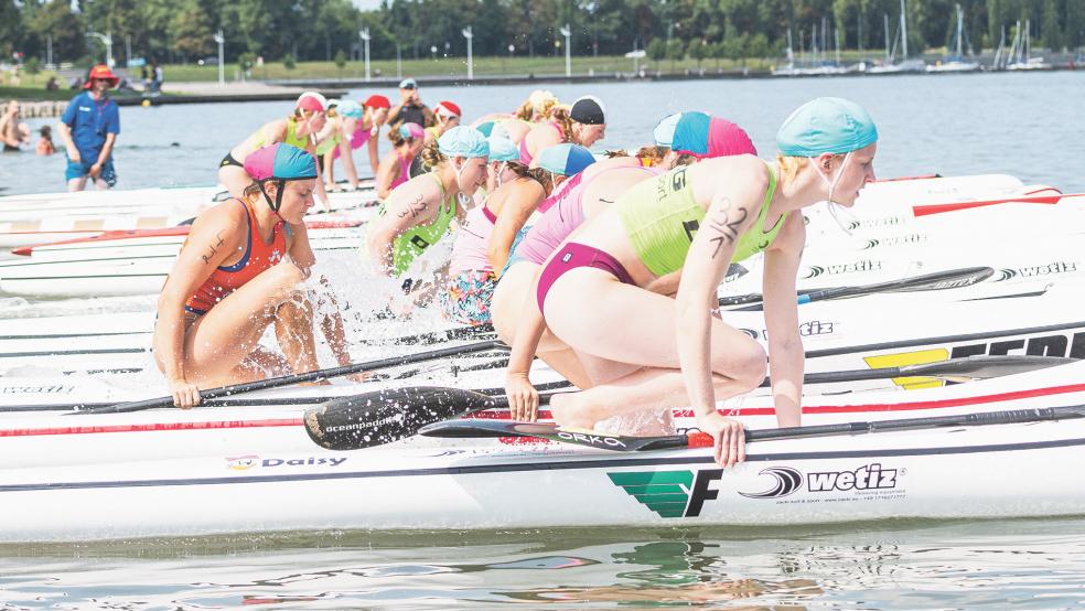 Christin Meeske (vorne) startete beim Surf Ski-Race. Sie setzte sich mit sehr guten Leistungen an die Spitze des Teilnehmerfeldes.  © 