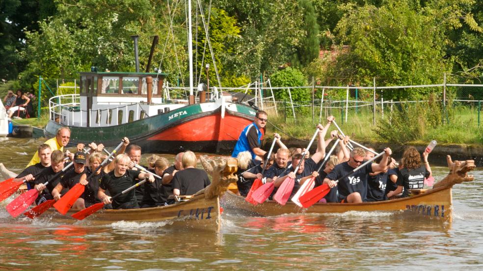 Die Drachenbootrennen werden auf einer 200 Meter langen Strecke im Alten Hafen in Weener ausgetragen. © Bruins (Archiv)