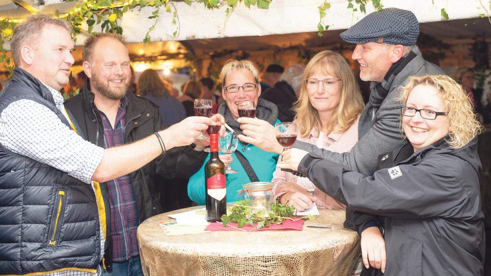 Gemeinsam einen guten Tropfen genießen: Am 28. September wird in Weener wieder Weinfest gefeiert.  © Archivfoto: Bruins