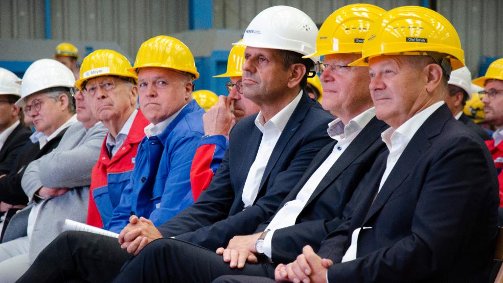 Die Allianz zur Rettung der Meyer Werft steht. Von Rechts: Bundeskanzler Olaf Scholz, Ministerpräsident Stephan Weil und Niedersachsens Wirtschaftsminister Olaf Lies wollen gemeinsam daran mitwirken, das Unternehmen zu erhalten. Für Seniorchef Bernard Meyer (2. von links mit Sanierer Ralf Schmitz) war es ein einschneidender Tag, denn das Familienunternehmen wird nach über 220 Jahren erstmal an Einfluss verlieren. © Hanken