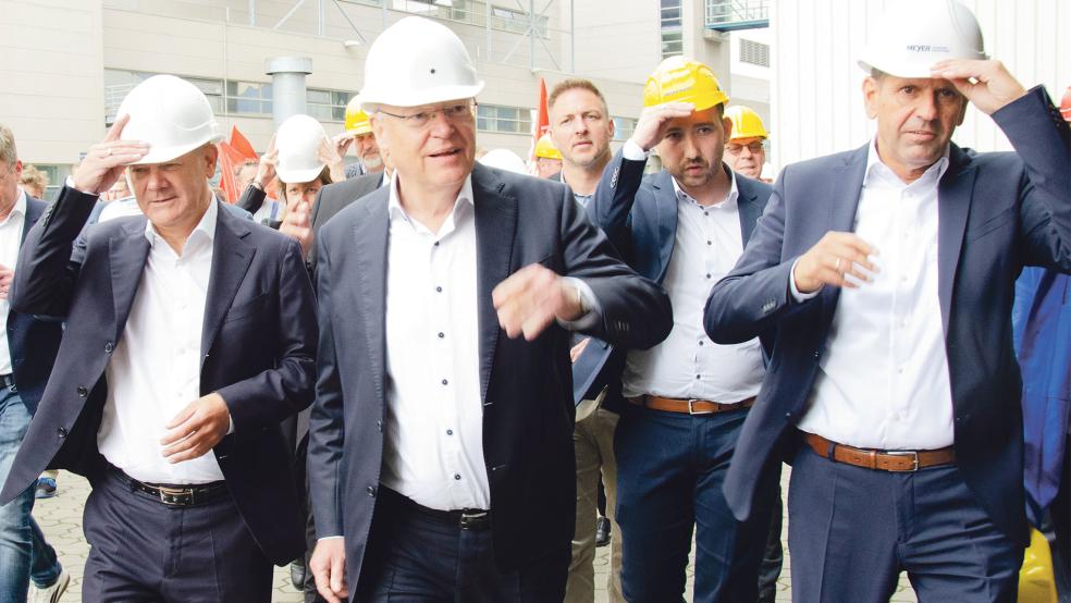 Auf dem Weg in die Werfthalle (von links): Bundeskanzler Olaf Scholz, Niedersachsens Ministerpräsident Stephan Weil, SPD-Landtagsabgeordneter Nico Bloem (Tichelwarf) und Niedersachsens Wirtschaftsminister Olaf Lies.  © Fotos: Hanken