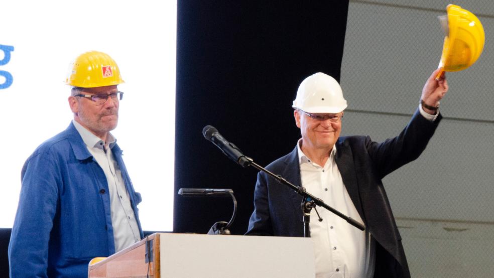 Niedersachsens Ministerpräsident Stephan Weil, hier mit dem Betriebsratsvorsitzenden Andreas Hensen, auf der Betriebsversammlung am Donnerstag. © Hanken