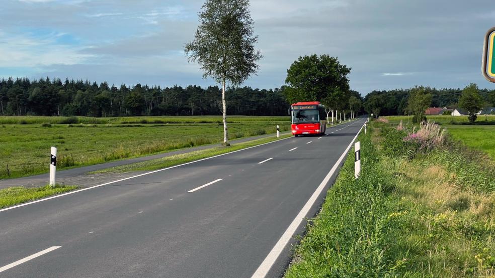 Die Grunderneuerung der Kreisstraße 59 auf dem letzten 4,4 Kilometer langen Abschnitt konnte jetzt abgeschlossen werden. © Landkreis Leer
