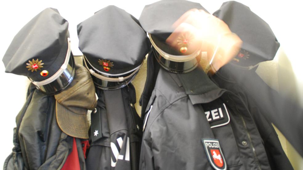 Der 65-jährige Fahrer und seine beiden Beifahrer (27 Jahre aus Wiesmoor und 29 Jahre aus Großefehn) blieben bei dem Unfall unverletzt. © Hanken (Symbolfoto)